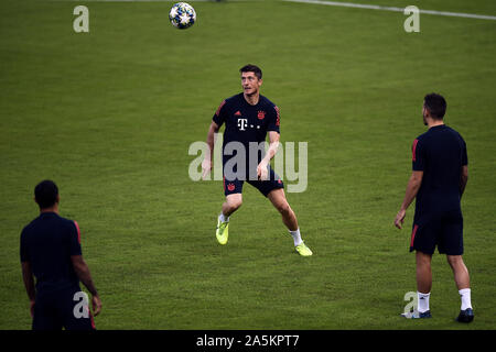 Athen, Griechenland. Okt, 2019 21. Fussball: Champions League, Olympiakos Piräus - FC Bayern München, Gruppenphase, Gruppe B, Spieltag 3, Ausbildung Bayern München bei Georgios-Karaiskakis Stadion. Robert Lewandowski vom FC Bayern München spielt mit dem Ball. Credit: Angelos Tzortzinis/DPA/Alamy leben Nachrichten Stockfoto