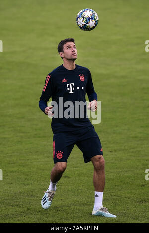 Athen, Griechenland. Okt, 2019 21. Fussball: Champions League, Olympiakos Piräus - FC Bayern München, Gruppenphase, Gruppe B, Spieltag 3, Ausbildung Bayern München bei Georgios-Karaiskakis Stadion. Thomas Müller vom FC Bayern München spielt mit dem Ball. Credit: Angelos Tzortzinis/DPA/Alamy leben Nachrichten Stockfoto