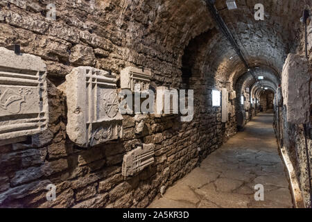 Historische geschnitzte Steinreliefs, die im unterirdischen Kalkstein-Korridor der Inger-Bastion-Tunnel in Tallinn, Estland, ausgestellt sind Stockfoto