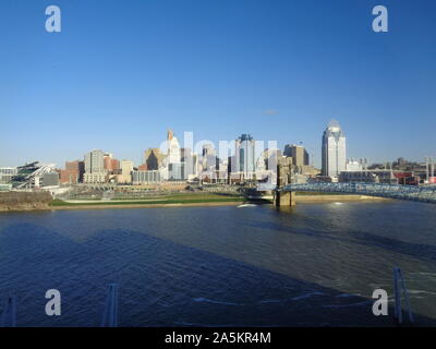 Winter in Kentucky: Ansicht des Ohio River und Cincinnati Riverfront Stockfoto