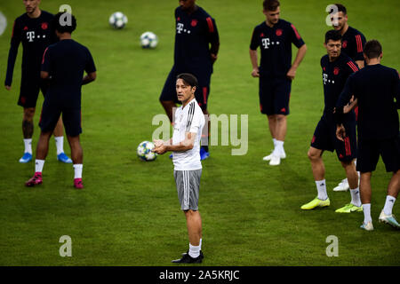 Athen, Griechenland. Okt, 2019 21. Fussball: Champions League, Olympiakos Piräus - FC Bayern München, Gruppenphase, Gruppe B, Spieltag 3, Ausbildung Bayern München bei Georgios-Karaiskakis Stadion. Trainer Niko Kovac das Training beobachtet. Credit: Angelos Tzortzinis/DPA/Alamy leben Nachrichten Stockfoto