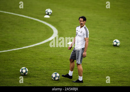 Athen, Griechenland. Okt, 2019 21. Fussball: Champions League, Olympiakos Piräus - FC Bayern München, Gruppenphase, Gruppe B, Spieltag 3, Ausbildung Bayern München bei Georgios-Karaiskakis Stadion. Trainer Niko Kovac das Training beobachtet. Credit: Angelos Tzortzinis/DPA/Alamy leben Nachrichten Stockfoto