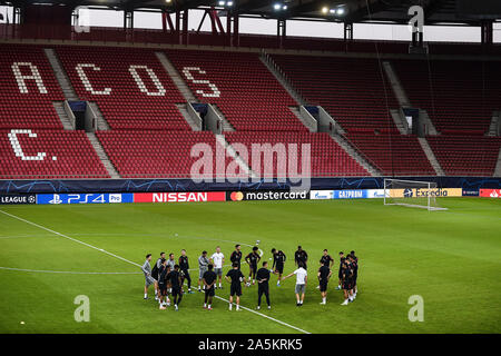 Athen, Griechenland. Okt, 2019 21. Fussball: Champions League, Olympiakos Piräus - FC Bayern München, Gruppenphase, Gruppe B, Spieltag 3, Ausbildung Bayern München bei Georgios-Karaiskakis Stadion. Trainer Niko Kovac spricht mit den Spielern. Credit: Angelos Tzortzinis/DPA/Alamy leben Nachrichten Stockfoto