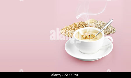 Tasse Getreide auf Farbe Hintergrund solide Stockfoto