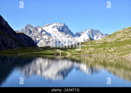 Goleon See in den französischen Alpen mit pic von La Meije im Hintergrund und in der Reflexion in den See Stockfoto