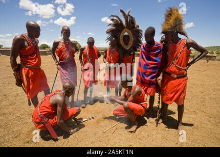 Massai Feuer machen durch Reiben trockenes Holz zusammen, Kenia, Ostafrika Stockfoto