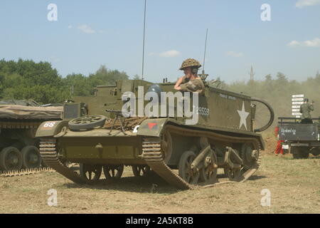 Die British Universal Carrier ist ein Licht verfolgt Infanterie Träger und Traktor abschleppen anti-tank Waffen im Zweiten Weltkrieg verwendet. Stockfoto