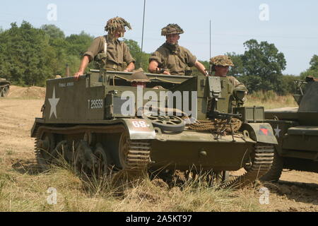 Die British Universal Carrier ist ein Licht verfolgt Infanterie Träger und Traktor abschleppen anti-tank Waffen im Zweiten Weltkrieg verwendet. Stockfoto