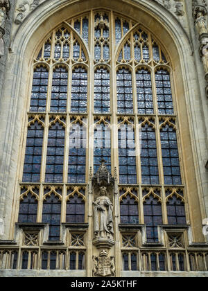 Große Stain Glass arch Fenster außen auf der Westseite der Abtei von Bath, Badewanne, Somerset, England, Großbritannien Stockfoto