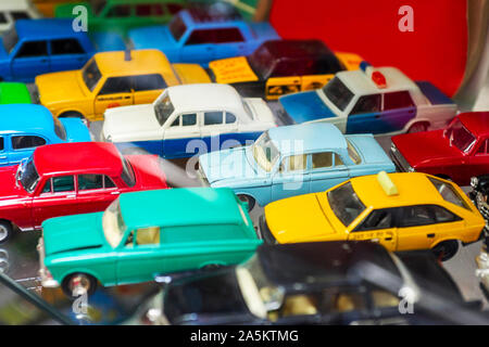 Große Sammlung von Retro Auto Modelle, die auf dem Regal. Miniaturen von bunten Oldtimer im Shop. Selektive konzentrieren. Stockfoto