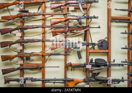 Nahaufnahme von einige Gewehre auf eine Wand. Waffen an der Wand. Stockfoto