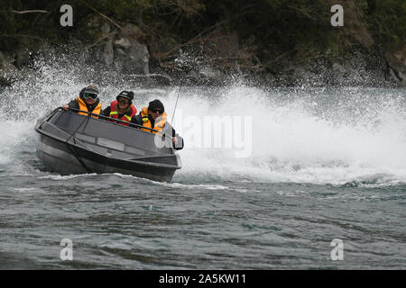 TARAMAKAU FLUSS, WEST COAST, NEUSEELAND, September 3, 2019: Drei Leute an die Macht ihrer Jetboot, das Taramakau Fluss Stockfoto