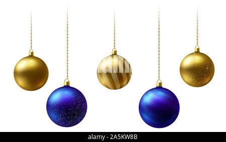 Realistische Farben Gold und Blau Weihnachtskugeln hängen an Gold Perlen Ketten auf weißem Hintergrund. Stock Vektor