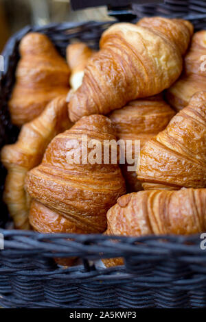 Croissants in einem Korb close-up auf Street Food Markt. Konzept der Europäischen traditionelles Frühstück. Stockfoto