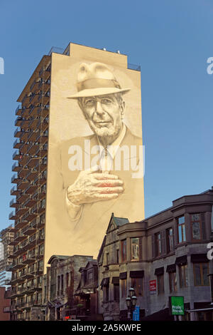 Riesige Leonard Cohen Wandbild gemalt auf der Seite von einem hohen Gebäude in der Crescent Street in der Innenstadt von Montreal, Quebec, Kanada Stockfoto