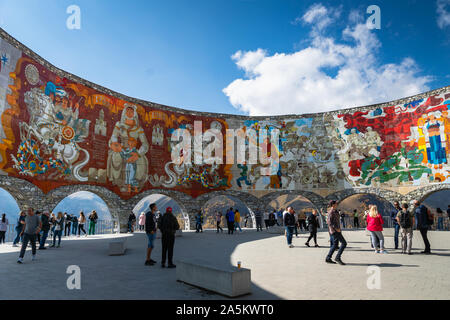 Gudurari, Georgien - Oktober 2019: Sowjetische und georgischen Freundschaft Monument in der Nähe von Guduari ski resort in Georgien im Kaukasus und Touristen Stockfoto