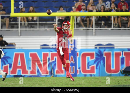 Boca Raton, Florida, USA. Okt, 2019 18. Chris Robison #2 der Florida Atlantic in Aktion während der NCAA Football Spiel zwischen der Florida Atlantic Eulen und der Marshall Donnernherde in Boca Raton, Florida. Die Herde besiegt die Eulen 36-31. Credit: Csm/Alamy leben Nachrichten Stockfoto