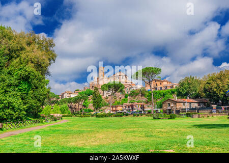 Blick auf die Altstadt von Sutri, eine schöne mittelalterliche Stadt in der Nähe von Rom, entlang der berühmten Pilgerweg weiß als "Via Francigena" Stockfoto