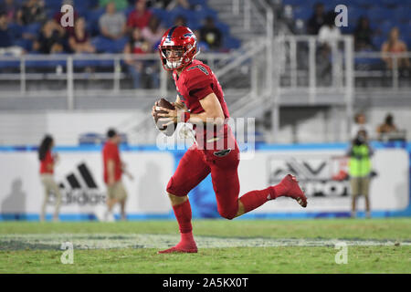 Boca Raton, Florida, USA. Okt, 2019 18. Chris Robison #2 der Florida Atlantic in Aktion während der NCAA Football Spiel zwischen der Florida Atlantic Eulen und der Marshall Donnernherde in Boca Raton, Florida. Die Herde besiegt die Eulen 36-31. Credit: Csm/Alamy leben Nachrichten Stockfoto