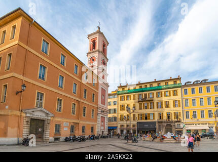 Touristen vorbei Rusca Palast auf dem Place du Palais du Gerechtigkeit in der mediterranen Stadt Nizza, Frankreich, an der Französischen Riviera. Stockfoto