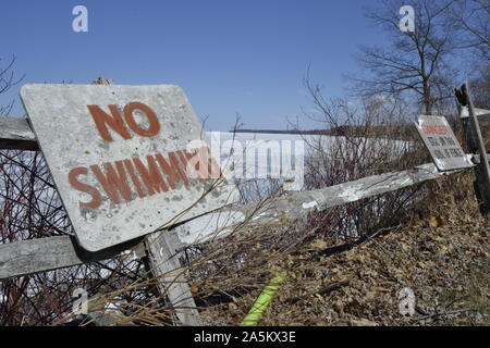 Kein Schwimmen Anmelden zugefrorenen See. Stockfoto