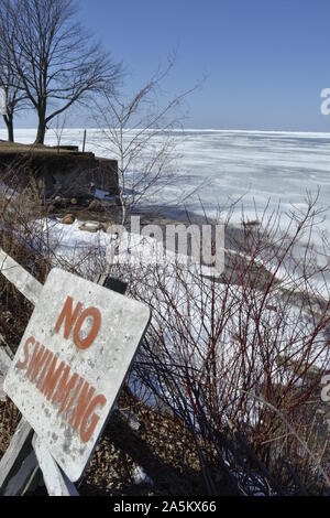 Kein Schwimmen Anmelden zugefrorenen See. Stockfoto