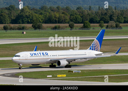 München, Deutschland - 18. September. 2019: United Airlines Boeing 767-300 mit der Registriernummer N673UA Rollen ist für die Nort nehmen Stockfoto