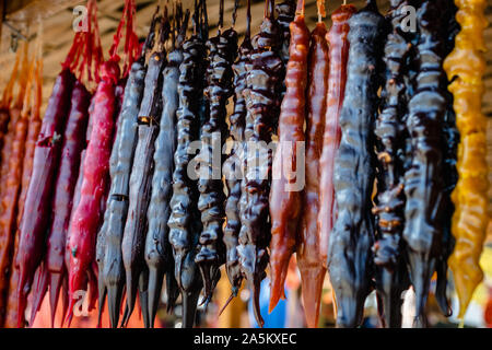 Churchkhela Bonbons vor Markt hängen in Tiflis, Georgien. Churchkhela ist eine traditionelle georgische Küche Kerze in Form von Süßigkeiten. Stockfoto