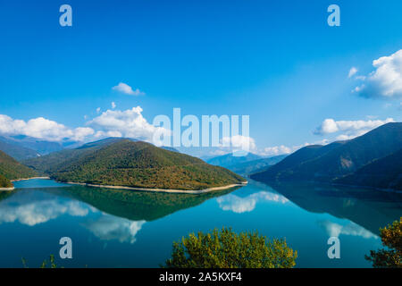 Blick auf Zhinvali Reservoir, Ananuri See, im Herbst in der Nähe der Hauptstadt Tiflis in Georgien. Stockfoto