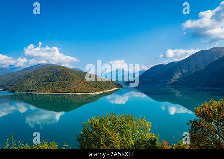 Blick auf Zhinvali Reservoir, Ananuri See, im Herbst in der Nähe der Hauptstadt Tiflis in Georgien. Stockfoto