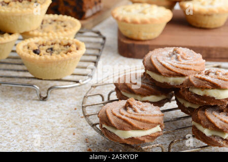 Weihnachten Desserts mit Fokus auf Lebkuchen swirl Cookies Stockfoto
