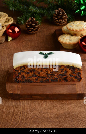 Weihnachten fruit cake mit Fondant und Ornamente Stockfoto