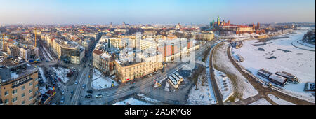 Krakau, Polen. Breite winter aerial Panorama mit Altstadt, Kathedrale auf dem Wawel und das Schloss, teilweise gefrorene Weichsel, Hafen, Schiffe, Promenaden Stockfoto