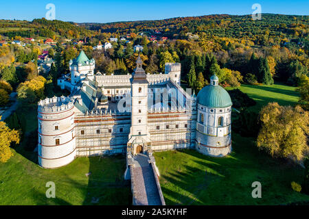 Renaissance Schloss und Park in Krasiczyn in der Nähe von Przemysl, Polen. Luftaufnahme im Herbst im Abendlicht Stockfoto