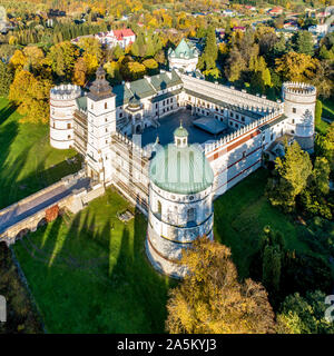 Renaissance Schloss und Park in Krasiczyn in der Nähe von Przemysl, Polen. Luftaufnahme im Herbst im Abendlicht Stockfoto