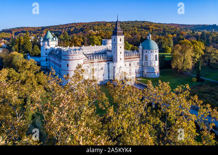 Renaissance Schloss und Park in Krasiczyn in der Nähe von Przemysl, Polen. Luftaufnahme im Herbst im Abendlicht Stockfoto