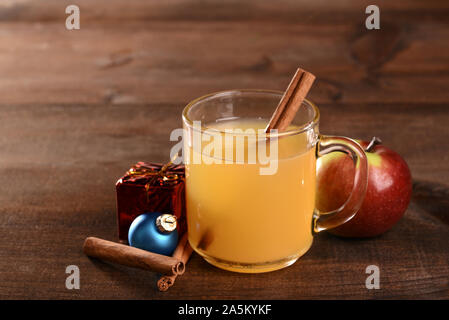 Chrsitmas gewürzter Apfelwein mit zimtstange Stockfoto