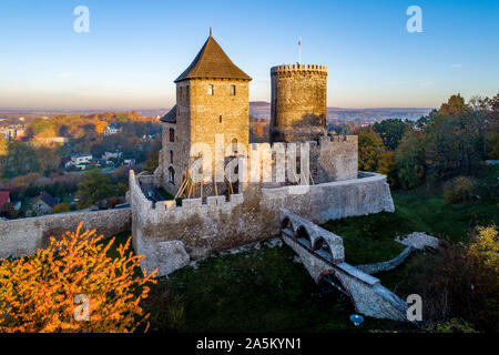 Mittelalterlichen gotischen Burg in Bedzin, Oberschlesien, Polen. Luftaufnahme im Herbst in Sunrise Licht Stockfoto