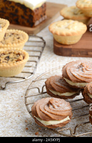 Closeup Lebkuchen Sahne gefüllt Swirl cookies mit Weihnachten Desserts Stockfoto