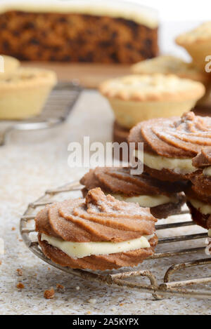 Closeup Lebkuchen swirl Cookies mit weihnachtsbäckerei im Hintergrund Stockfoto
