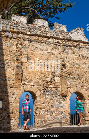 Ein junges Paar im Fenster Räume des Belvedere, zweite Station, St. Hilarion Schloss, Kyrenia, Nordzypern posieren. MODEL RELEASED Stockfoto