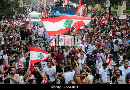 Beirut, Libanon. Okt, 2019 21. Demonstranten protestieren in Beirut in der Innenstadt, nur wenige Stunden nach dem libanesischen Ministerpräsidenten Saad al-Hariri angekündigter Wirtschaftsreformen, die die schwierigen wirtschaftlichen Situationen erleichtern könnte. Demonstranten, die in den Straßen über dem Land für die 5 geraden Tag wurden, weigerte sich Hariri Entscheidungen und forderten den Rücktritt der Regierung. Credit: Marwan Naamani/dpa/Alamy leben Nachrichten Stockfoto