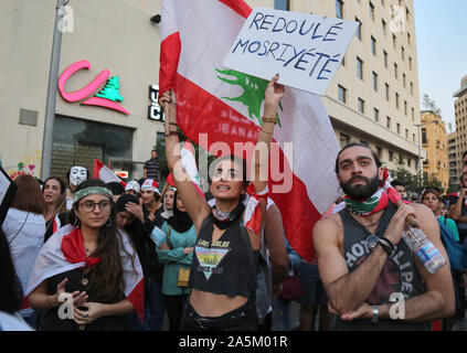 Beirut, Libanon. Okt, 2019 21. Demonstranten protestieren in Beirut in der Innenstadt, nur wenige Stunden nach dem libanesischen Ministerpräsidenten Saad al-Hariri angekündigter Wirtschaftsreformen, die die schwierigen wirtschaftlichen Situationen erleichtern könnte. Demonstranten, die in den Straßen über dem Land für die 5 geraden Tag wurden, weigerte sich Hariri Entscheidungen und forderten den Rücktritt der Regierung. Credit: Marwan Naamani/dpa/Alamy leben Nachrichten Stockfoto