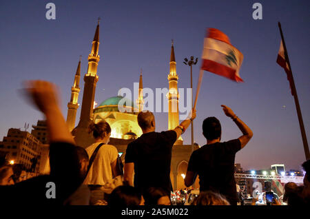 Beirut, Libanon. Okt, 2019 21. Demonstranten protestieren in Beirut in der Innenstadt, nur wenige Stunden nach dem libanesischen Ministerpräsidenten Saad al-Hariri angekündigter Wirtschaftsreformen, die die schwierigen wirtschaftlichen Situationen erleichtern könnte. Demonstranten, die in den Straßen über dem Land für die 5 geraden Tag wurden, weigerte sich Hariri Entscheidungen und forderten den Rücktritt der Regierung. Credit: Marwan Naamani/dpa/Alamy leben Nachrichten Stockfoto