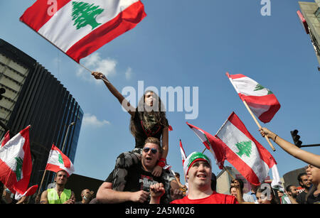 Beirut, Libanon. Okt, 2019 21. Demonstranten protestieren in Beirut in der Innenstadt, nur wenige Stunden nach dem libanesischen Ministerpräsidenten Saad al-Hariri angekündigter Wirtschaftsreformen, die die schwierigen wirtschaftlichen Situationen erleichtern könnte. Demonstranten, die in den Straßen über dem Land für die 5 geraden Tag wurden, weigerte sich Hariri Entscheidungen und forderten den Rücktritt der Regierung. Credit: Marwan Naamani/dpa/Alamy leben Nachrichten Stockfoto