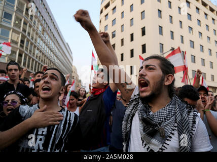 Beirut, Libanon. Okt, 2019 21. Demonstranten protestieren in Beirut in der Innenstadt, nur wenige Stunden nach dem libanesischen Ministerpräsidenten Saad al-Hariri angekündigter Wirtschaftsreformen, die die schwierigen wirtschaftlichen Situationen erleichtern könnte. Demonstranten, die in den Straßen über dem Land für die 5 geraden Tag wurden, weigerte sich Hariri Entscheidungen und forderten den Rücktritt der Regierung. Credit: Marwan Naamani/dpa/Alamy leben Nachrichten Stockfoto