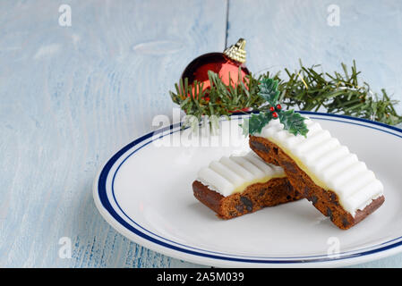 Fruit Cake Slices mit Weihnachtsschmuck Stockfoto