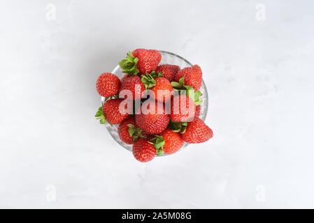 Hohe Betrachtungswinkel und einer Schüssel mit Erdbeeren Stockfoto
