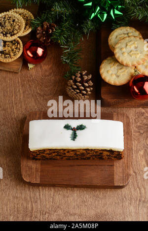 Hohe Betrachtungswinkel Weihnachten Desserts mit Dekorationen Stockfoto