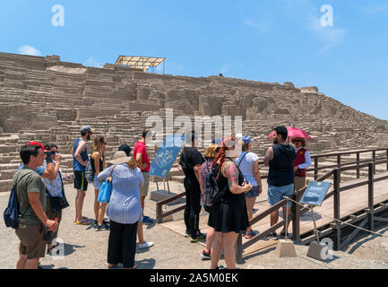 Huaca Pucllana, Lima. Besucher auf eine geführte Tour durch die Ruinen der Huaca Pucllana, ein Adobe Pyramide aus der Zeit um 400 N.CHR., Miraflores, Lima, Peru, so Stockfoto